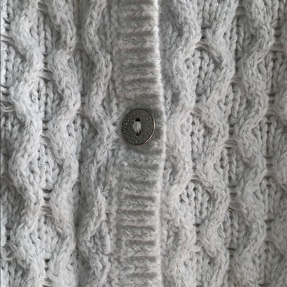 Adorable white knit coverup - Picture 4 of 4